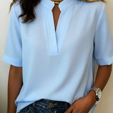 Margaux | Elegáns V-nyakú blúz arany díszítéssel