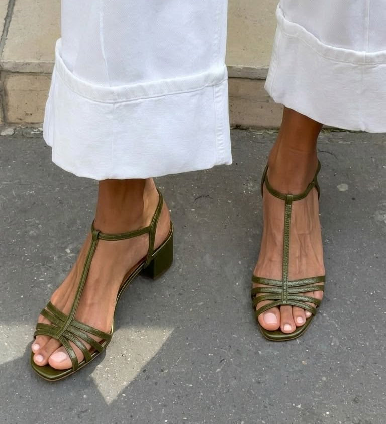 Boglárka | Arany Szandál – Mindennapi Elegancia